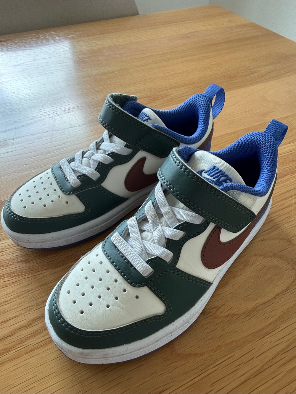 Nike Kids Low-Top Sneakers in White, Forest Green & Maroon with Blue Lining